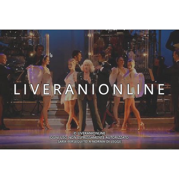 ROMA 16 GENNAIO 2008 TEATRO SISTINA PRIMA DELLO SPETTACOLO DI LORETTA GOGGI \'SE STASERA SONO QUI\' NELLA FOTO: LORETTA GOGGI DURANTE LO SPETTACOLO FOTO AGENZIA ALDO LIVERANI