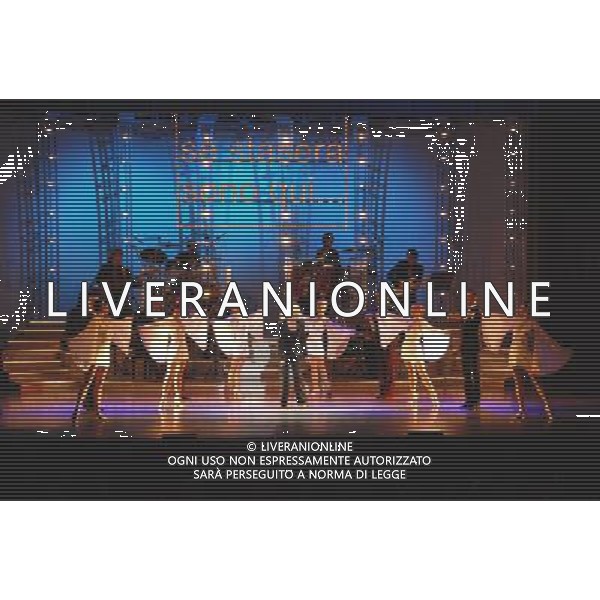 ROMA 16 GENNAIO 2008 TEATRO SISTINA PRIMA DELLO SPETTACOLO DI LORETTA GOGGI \'SE STASERA SONO QUI\' NELLA FOTO: LORETTA GOGGI DURANTE LO SPETTACOLO FOTO AGENZIA ALDO LIVERANI