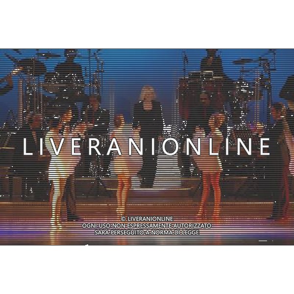 ROMA 16 GENNAIO 2008 TEATRO SISTINA PRIMA DELLO SPETTACOLO DI LORETTA GOGGI \'SE STASERA SONO QUI\' NELLA FOTO: LORETTA GOGGI DURANTE LO SPETTACOLO FOTO AGENZIA ALDO LIVERANI