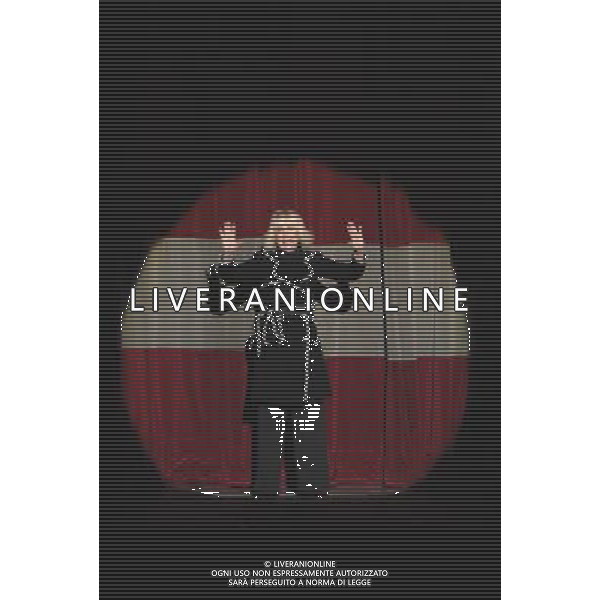 ROMA 16 GENNAIO 2008 TEATRO SISTINA PRIMA DELLO SPETTACOLO DI LORETTA GOGGI \'SE STASERA SONO QUI\' NELLA FOTO: LORETTA GOGGI DURANTE LO SPETTACOLO FOTO AGENZIA ALDO LIVERANI