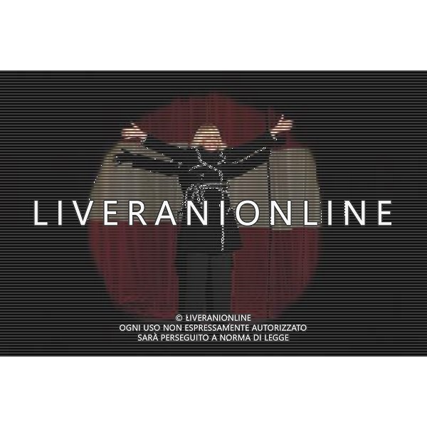 ROMA 16 GENNAIO 2008 TEATRO SISTINA PRIMA DELLO SPETTACOLO DI LORETTA GOGGI \'SE STASERA SONO QUI\' NELLA FOTO: LORETTA GOGGI DURANTE LO SPETTACOLO FOTO AGENZIA ALDO LIVERANI