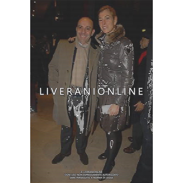 ROMA 16 GENNAIO 2008 TEATRO SISTINA PRIMA DELLO SPETTACOLO DI LORETTA GOGGI \'SE STASERA SONO QUI\' NELLA FOTO: ROBERTA BETA CON MAURIZIO IRTI FOTO AGENZIA ALDO LIVERANI