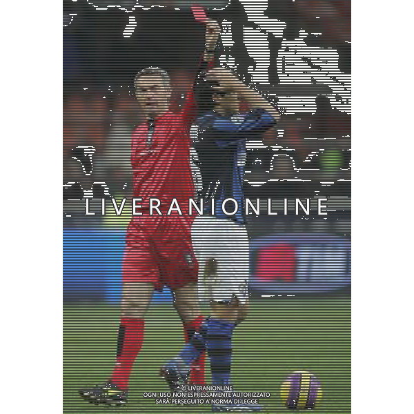 Inter - Juventus Coppa Italia Tim Cup 23/01/2008 nella foto arbitro stefano farina estae il cartellino rosso per l\'espulsione di nicolas burdisso ph andry/Ag. Aldo Liverani sas