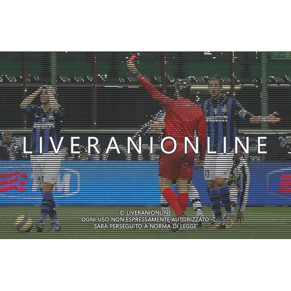 Inter - Juventus Coppa Italia Tim Cup 23/01/2008 nella foto arbitro stefano farina estrae il cartellino rosso per l\'espulsione di nicolas burdisso ph luzzani/Ag. Aldo Liverani sas
