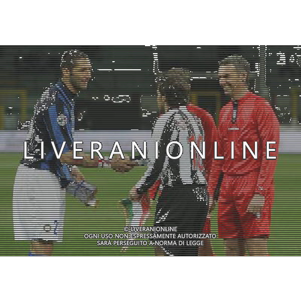 Inter - Juventus Coppa Italia Tim Cup 23/01/2008 nella foto stretta di mano tra i due capitani marco materazzi, alessandro del piero e l\'arbitro stefano farina ph luzzani/Ag. Aldo Liverani sas
