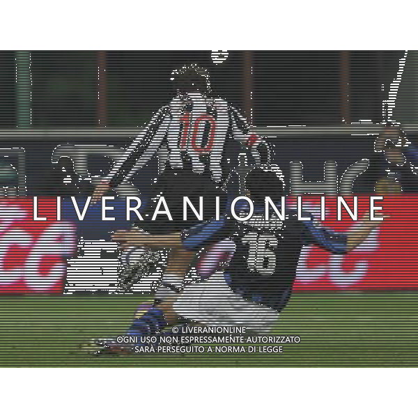 Milano 24/01/2008 coppa italia tim 2007/08 inter-juventus 2:2 nella foto nicolas burdisso compie il fallo da espulsione su alessandro del piero ph marco luzzani/ag aldo liverani s.a.s.