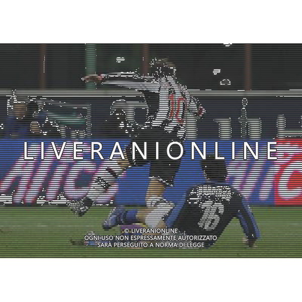 Milano 24/01/2008 coppa italia tim 2007/08 inter-juventus 2:2 nella foto nicolas burdisso compie il fallo da espulsione su alessandro del piero ph marco luzzani/ag aldo liverani s.a.s.