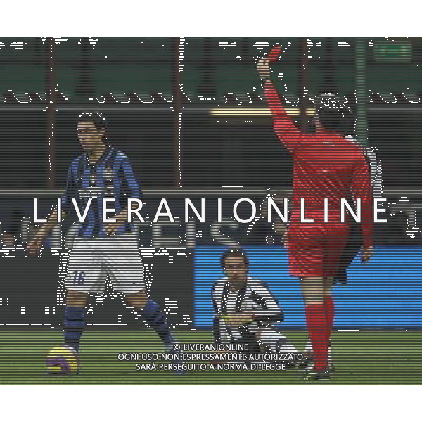 Milano 24/01/2008 coppa italia tim 2007/08 inter-juventus 2:2 nella foto nicolas burdisso viene espulso dall\'arbitro stefano farina ph marco luzzani/ag aldo liverani s.a.s.