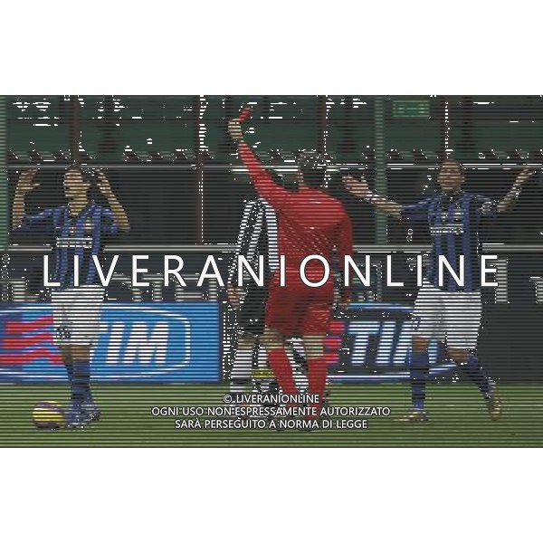 Milano 24/01/2008 coppa italia tim 2007/08 inter-juventus 2:2 nella foto nicolas burdisso viene espulso dall\'arbitro stefano farina ph marco luzzani/ag aldo liverani s.a.s.