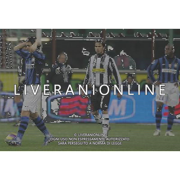Milano 24/01/2008 coppa italia tim 2007/08 inter-juventus 2:2 nella foto nicolas burdisso esce dal campo ph marco luzzani/ag aldo liverani s.a.s.
