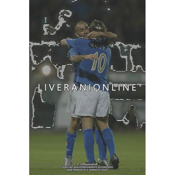 Reggio Calabria 11/10/2003 Italia-Arzebaijan qualificazioni Euro 2004 nella foto esultanza di Francesco Totti e Di Vaio Marco dopo il gol* Agenzia Aldo liverani
