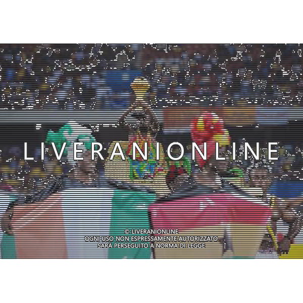 enfant portant la coupe 10.02.2008 - Egypte / Cameroun - Finale de la Coupe d\'Afrique des Nations - Ghana EGITTO-CAMERUN FINALE COPPA D\'AFRICA BAMBINI CON LA COPPA Photo : Jiro / Icon Sport /Ag. Aldo Liverani sas - ONLY ITALY - EDITORIAL USE ONLY *** Local Caption ***