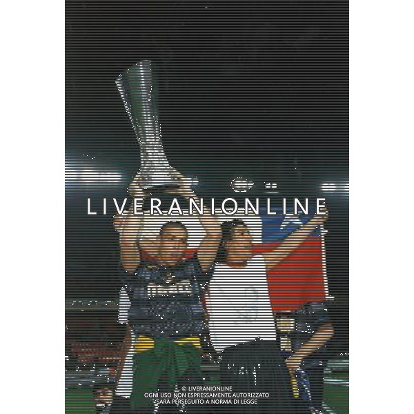 ARCHIVIO ALDO LIVERANI S A S PARIGI 06/05/1998 STADIO PARCO DEI PRINCIPI FINALE COPPA UEFA INTER-LAZIO NELLA FOTO ZAMORANO-RONALDO CON LA COPPA UEFA AGALDO LIVERANI