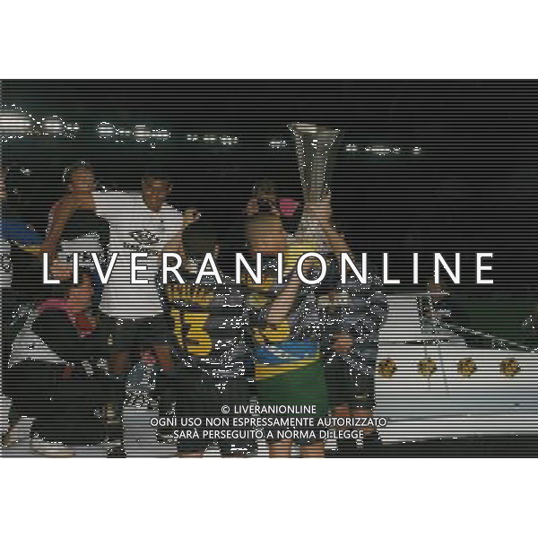 ARCHIVIO ALDO LIVERANI S A S PARIGI 06/05/1998 STADIO PARCO DEI PRINCIPI FINALE COPPA UEFA INTER-LAZIO NELLA FOTO LA CONQUISTA DELLA COPPA UEFA DEL 98 AGALDO LIVERANI