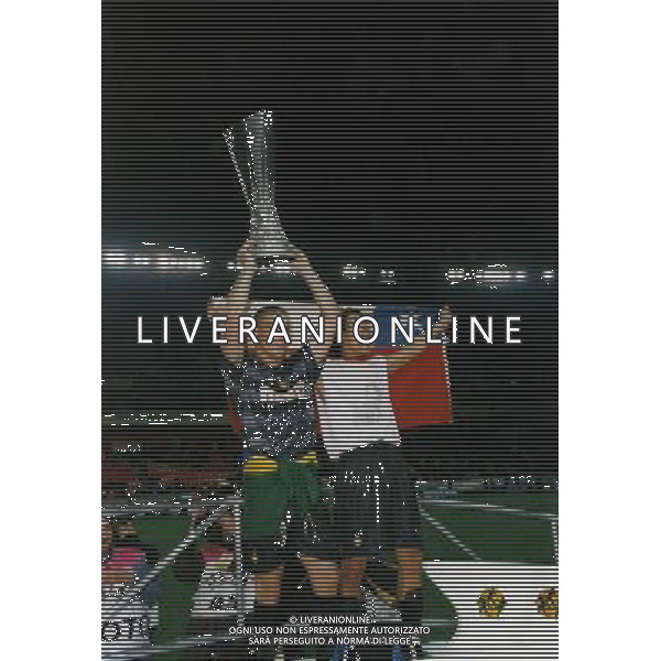 ARCHIVIO ALDO LIVERANI S A S PARIGI 06/05/1998 STADIO PARCO DEI PRINCIPI FINALE COPPA UEFA INTER-LAZIO NELLA FOTO ZAMORANO -RONALDO ESULTANO CON LA COPPA UEFA AGALDO LIVERANI