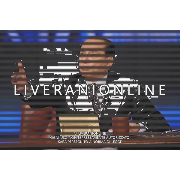 ROMA, 12 FEBBRAIO 2008 PORTA A PORTA: BERLUSCONI NELLA FOTO: SILVIO BERLUSCONI FIRMA IL CONTRATTO CON GLI ITALIANI PH AGENZIA ALDO LIVERANI SAS