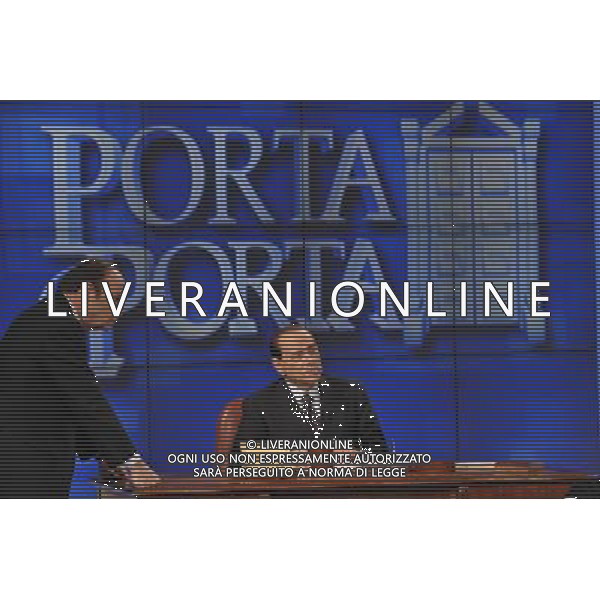 ROMA, 12 FEBBRAIO 2008 PORTA A PORTA: BERLUSCONI NELLA FOTO: BRUNO VESPA CON SILVIO BERLUSCONI CHE FIRMA IL CONTRATTO CON GLI ITALIANI PH AGENZIA ALDO LIVERANI SAS