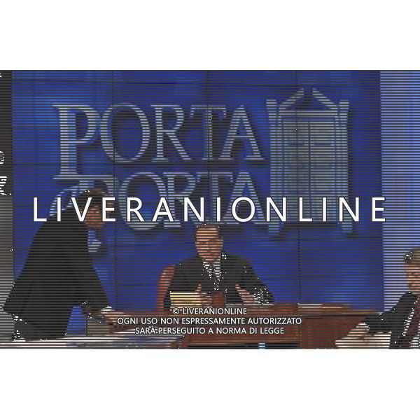 ROMA, 12 FEBBRAIO 2008 PORTA A PORTA: BERLUSCONI NELLA FOTO: BRUNO VESPA CON SILVIO BERLUSCONI CHE FIRMA IL CONTRATTO CON GLI ITALIANI PH AGENZIA ALDO LIVERANI SAS