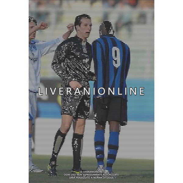 Inter-Empoli Finale 60a Coppa Carnevale Torneo di Viareggio 2008 13.02.2008 Inter-Empoli Nella Foto: arbitro Banti si complimenta con Mario Balotelli per la rovesciata Ph.Vitez/Ag. Aldo Liverani Sas