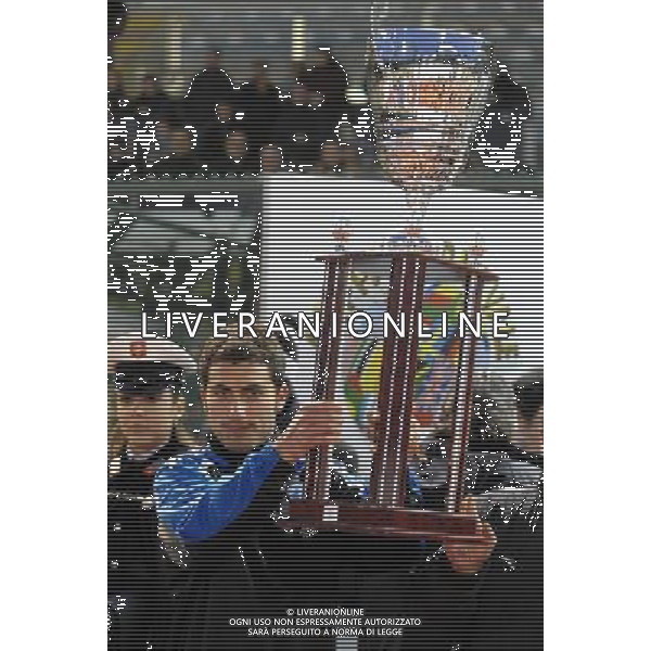 60° Coppa Carnevale di Viareggio 2008 Viareggio - 13.02.2008 Inter-Empoli Nella Foto:ARVIA GIUSEPPE ALZA LA COPPA DEI SECONDI CLASSIFICATI /Ph.Vitez-Ag. Aldo Liverani