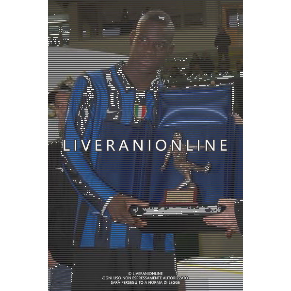 60° Coppa Carnevale di Viareggio 2008 Viareggio - 13.02.2008 Inter-Empoli Nella Foto:BALOTELLI MARIO CON PREMIO CAPOCANNONIERE /Ph.Vitez-Ag. Aldo Liverani