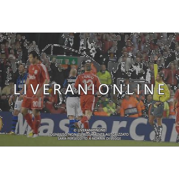 Liverpool - Inter 19.02.2008 Champions League 2007/2008 Ottavi di Finale Andata Nella Foto: arbitro estrae il cartellino rosso per l\'espulsione di marco materazzi per doppia ammonizione Ph.Vitez/Ag. Aldo Liverani