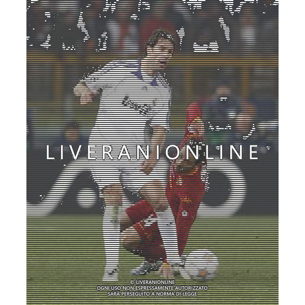 Roma - Real Madrid 19/02/2008 Uefa Champions League 2007/2008 - Ottavi di finale di andata nella foto: Ruud VAN NILSTEROOY contrastato da Ludovic GIULY ph Corradetti / ag. Aldo Liverani