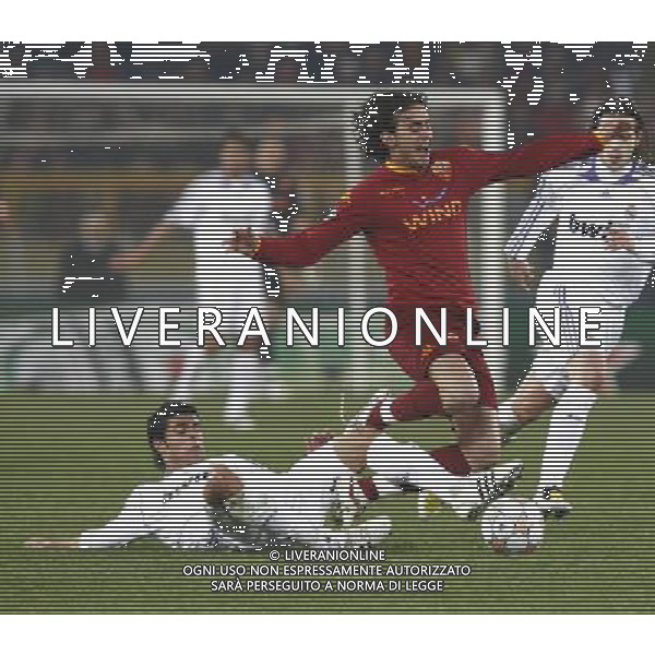 Roma - Real Madrid 19/02/2008 Uefa Champions League 2007/2008 - Ottavi di finale di andata nella foto: alberto Aquilani contrastato da Miguel Torres ph Corradetti / ag. Aldo Liverani