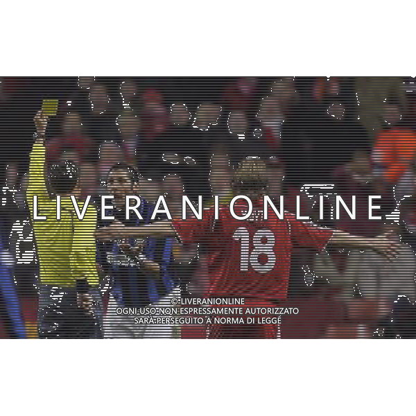 Arbitro Frank De Bleeckere estrae il secondo cartellino giallo per l\'espulsione di Marco Materazzi Liverpool - Internazionale Milan - Champions League Anfield in Liverpool (UK) on 19/02/2008 Picture By Marcello Pozzetti©IPS/Ag. Aldo Liverani ONLY ITALY 