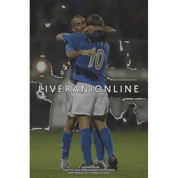 REGGIO CALABRIA 11/10/03 QUALIFICAZIONI EUROPEI 2004 ITALIA AZERBAIGIAN NELLA FOTO FRANCESCO TOTTI ABBRACCIATO DA MARCO DI VAIO DOPO IL GOIL FOTO AG. ALDO LIVERANI