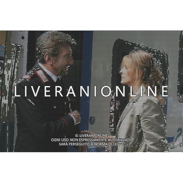 TELEFILM\'IL MARESCIALLO ROCCA E L\'AMICO D\'INFANZIA\' NELLA FOTO Gigi Proietti, Caterina Vertova AG ALDO LIVERANI