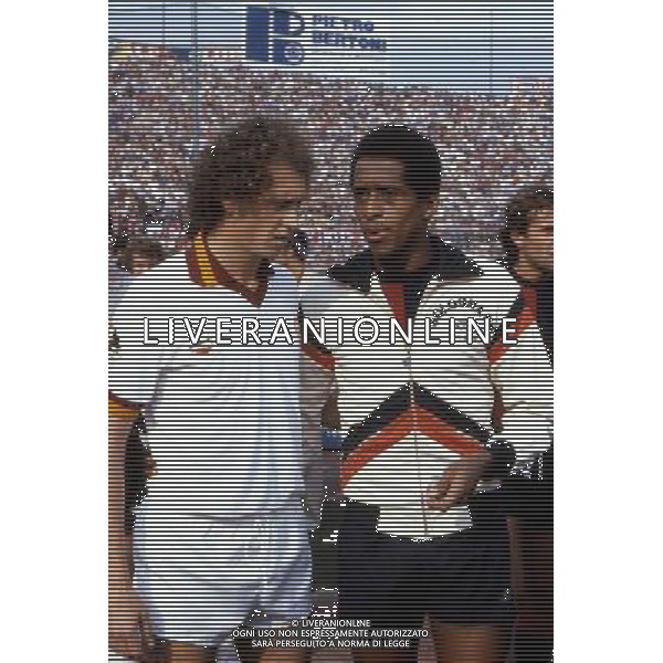 Paulo Roberto Falcao calciatore roma 1980 con Eneas ph archivio Ag. Aldo Liverani sas