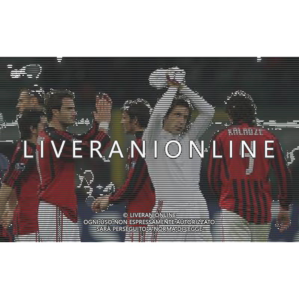 Milan - Arsenal Ottavi di finale di ritorno Champions League 04/03/2008 nella foto andrea pirlo e i giocatori del milan a fine gara salutano e applaudono i tifosi ph luzzani/Ag. Aldo Liverani sas
