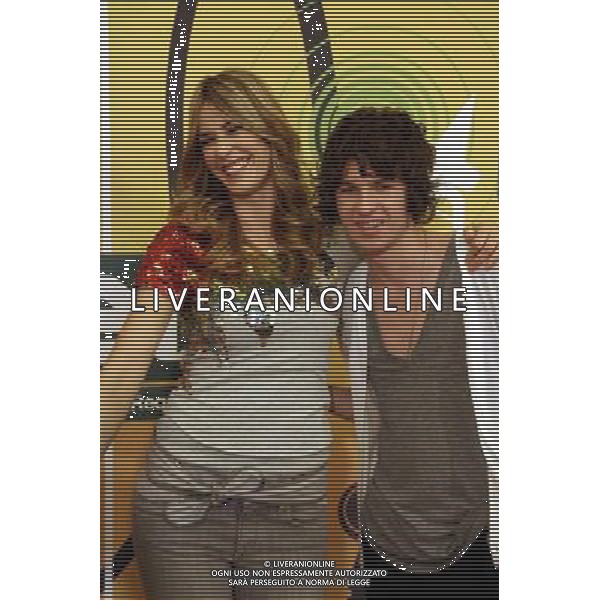 ELENA SANTARELLI - LUKE PRITCHARD ( cantante del gruppo inglese THE KOOKS) TRASMISSIONE: \' TRL LIVE@MTV\' FOTO ANTONIO SORANO - AG. ALDO LIVERANI SAS