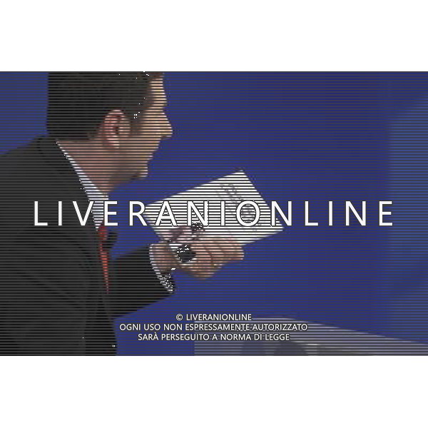 FABIO FAZIO CON IL LIBRO DI GIULIANA SGRENA:\' IL PREZZO DEL VELO\' MILANO 08/03/08 TRASMISSIONE CHE TEMPO CHE FA FOTO ANTONIO SORANO - AG. ALDO LIVERANI sas