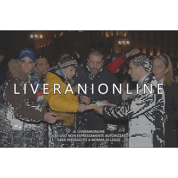 milano piazza duomo 8/3/2008 taglio della torta e distribuzione ai tifosi per i cento anni dell\' inter foto mario romano/ag aldo liverani