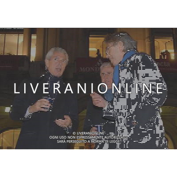 milano piazza duomo 8/3/2008 taglio della torta e distribuzione ai tifosi per i cento anni dell\' inter foto mario romano/ag aldo liverani