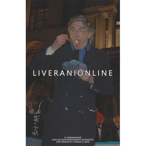 milano piazza duomo 8/3/2008 taglio della torta e distribuzione ai tifosi per i cento anni dell\' inter foto mario romano/ag aldo liverani