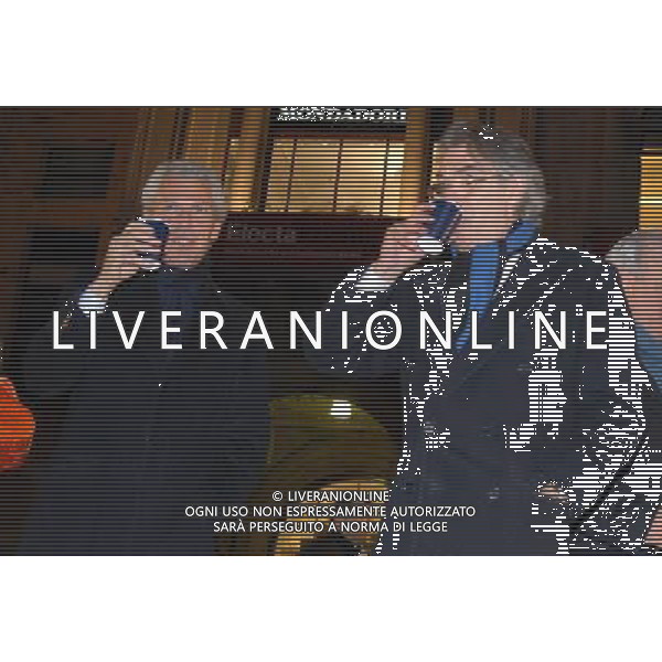 milano piazza duomo 8/3/2008 taglio della torta e distribuzione ai tifosi per i cento anni dell\' inter foto mario romano/ag aldo liverani