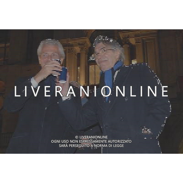 milano piazza duomo 8/3/2008 taglio della torta e distribuzione ai tifosi per i cento anni dell\' inter foto mario romano/ag aldo liverani