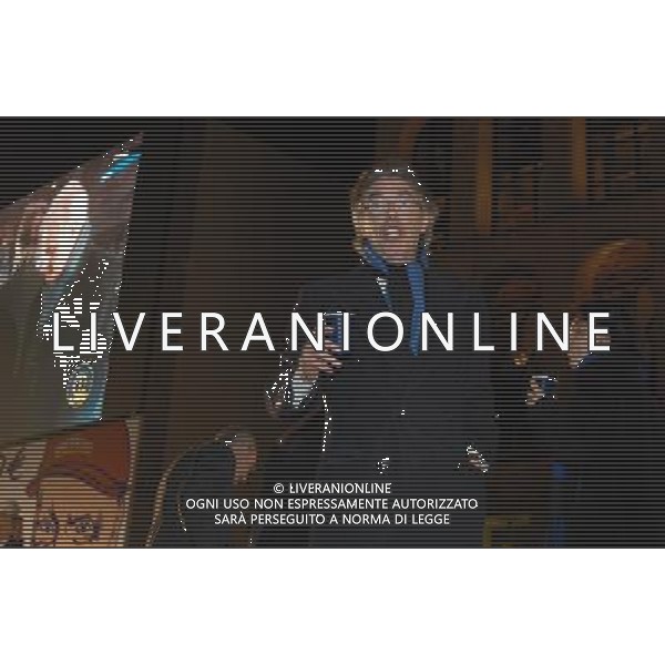 milano piazza duomo 8/3/2008 taglio della torta e distribuzione ai tifosi per i cento anni dell\' inter foto mario romano/ag aldo liverani