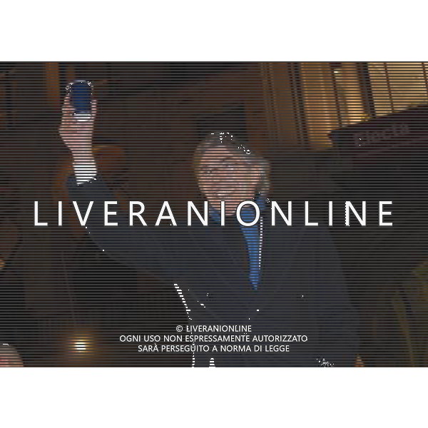 milano piazza duomo 8/3/2008 taglio della torta e distribuzione ai tifosi per i cento anni dell\' inter foto mario romano/ag aldo liverani