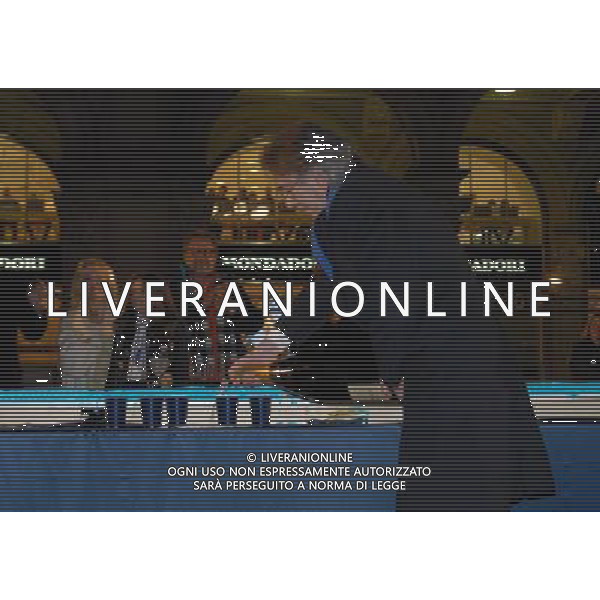 milano piazza duomo 8/3/2008 taglio della torta e distribuzione ai tifosi per i cento anni dell\' inter foto mario romano/ag aldo liverani