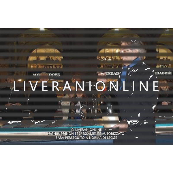 milano piazza duomo 8/3/2008 taglio della torta e distribuzione ai tifosi per i cento anni dell\' inter foto mario romano/ag aldo liverani