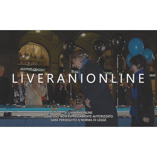 milano piazza duomo 8/3/2008 taglio della torta e distribuzione ai tifosi per i cento anni dell\' inter foto mario romano/ag aldo liverani