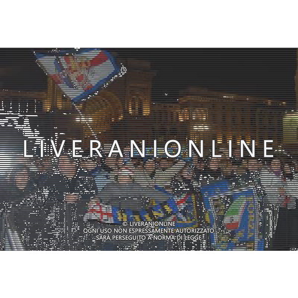 milano piazza duomo 8/3/2008 taglio della torta e distribuzione ai tifosi per i cento anni dell\' inter foto mario romano/ag aldo liverani