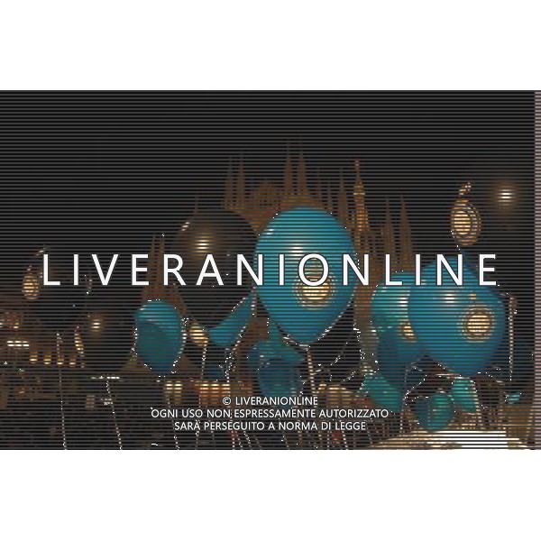 milano piazza duomo 8/3/2008 taglio della torta e distribuzione ai tifosi per i cento anni dell\' inter foto mario romano/ag aldo liverani