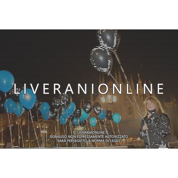 milano piazza duomo 8/3/2008 taglio della torta e distribuzione ai tifosi per i cento anni dell\' inter foto mario romano/ag aldo liverani