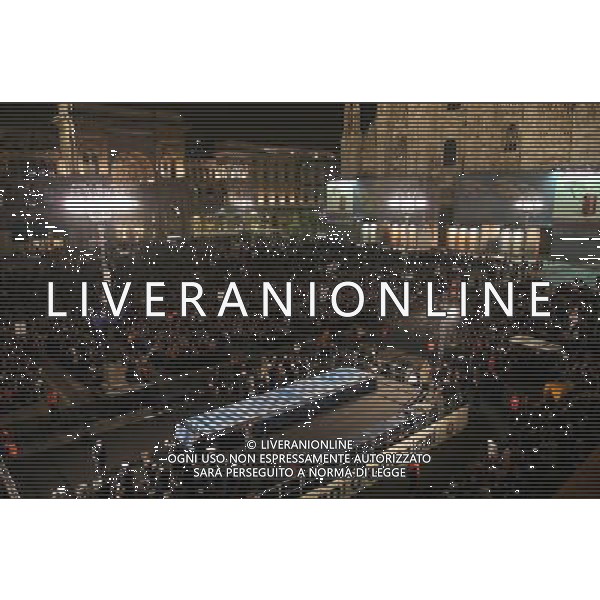 milano piazza duomo 8/3/2008 taglio della torta e distribuzione ai tifosi per i cento anni dell\' inter foto mario romano/ag aldo liverani