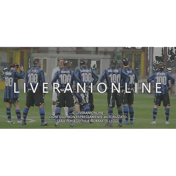 MILANO 9/3/2008 STADIO MEAZZA PARTITA TRA VECCHIE GLORIE PER FESTEGGIOARE I CENTO ANNI DELL\' INTER NELLA FOTO I GIOCATORI A CENTROCAMPO FOTO MARIO ROMANO/AG ALDO LIVERANI